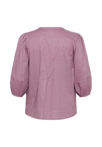 Støvet rosa bluse med trekvart lange puffærmer og subtile lodrette glitrende striber, vist fra ryggen mod en hvid baggrund.