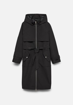 Must pikk kapuutsiga mantel esikaetusega, vöökohal vöö, klapiga taskud nööpidega ja varrukapaeltega, esitatud valgel taustal.