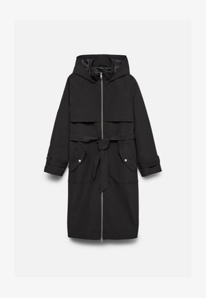 Schwarzer langer Kapuzenmantel mit Frontreißverschluss, tailliertem Gürtel, Klappentaschen mit Knöpfen und Manschettenriemen, flach auf weißem Hintergrund dargestellt.