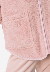 Pink, fuzzy zip-up sweater med en blød tekstur, der har en frontlomme og kontrasterende kant langs lynlåsen.