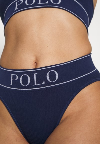 Tums zilas apakšveļas komplekts ar teksturētu audumu, elastīgu jostu ar "POLO" logo un pieguļošu dizainu.