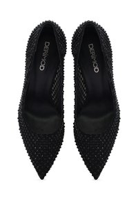 Chaussures noires à bout pointu avec un dessus texturé, présentant un design en maille et des embellissements cloutés. Doublure intérieure lisse, style à enfiler.