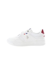 Zapatillas blancas con puntera perforada, de cuero suave y acentos de tela. Presentan detalles en rojo y azul, cordones planos y una suela texturizada.