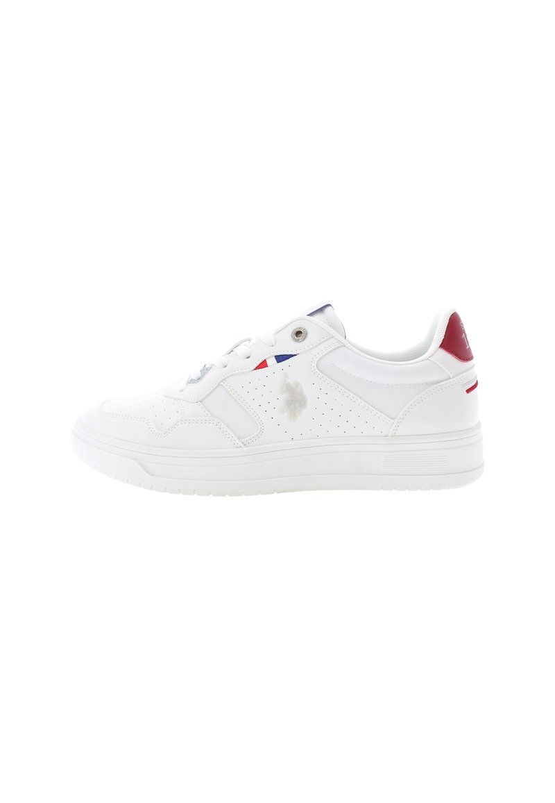 Zapatillas blancas con puntera perforada, de cuero suave y acentos de tela. Presentan detalles en rojo y azul, cordones planos y una suela texturizada.