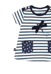 Maglietta a maniche corte per bambini con righe blu navy e bianche, due tasche floreali frontali e un'applique di libellula in tessuto vicino al colletto.