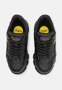 Paire de baskets noires de la marque Buffalo avec des semelles épaisses et des lacets, vues de dessus sur un fond blanc.