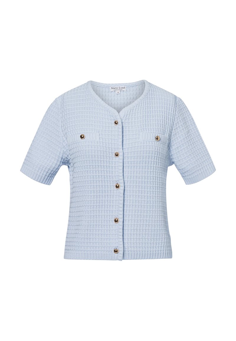 Hellblaue Kurzarm-Cardigan mit strukturiertem Strickmuster, ausgestattet mit zwei Brusttaschen und rundem Halsausschnitt mit Knopfverschluss.