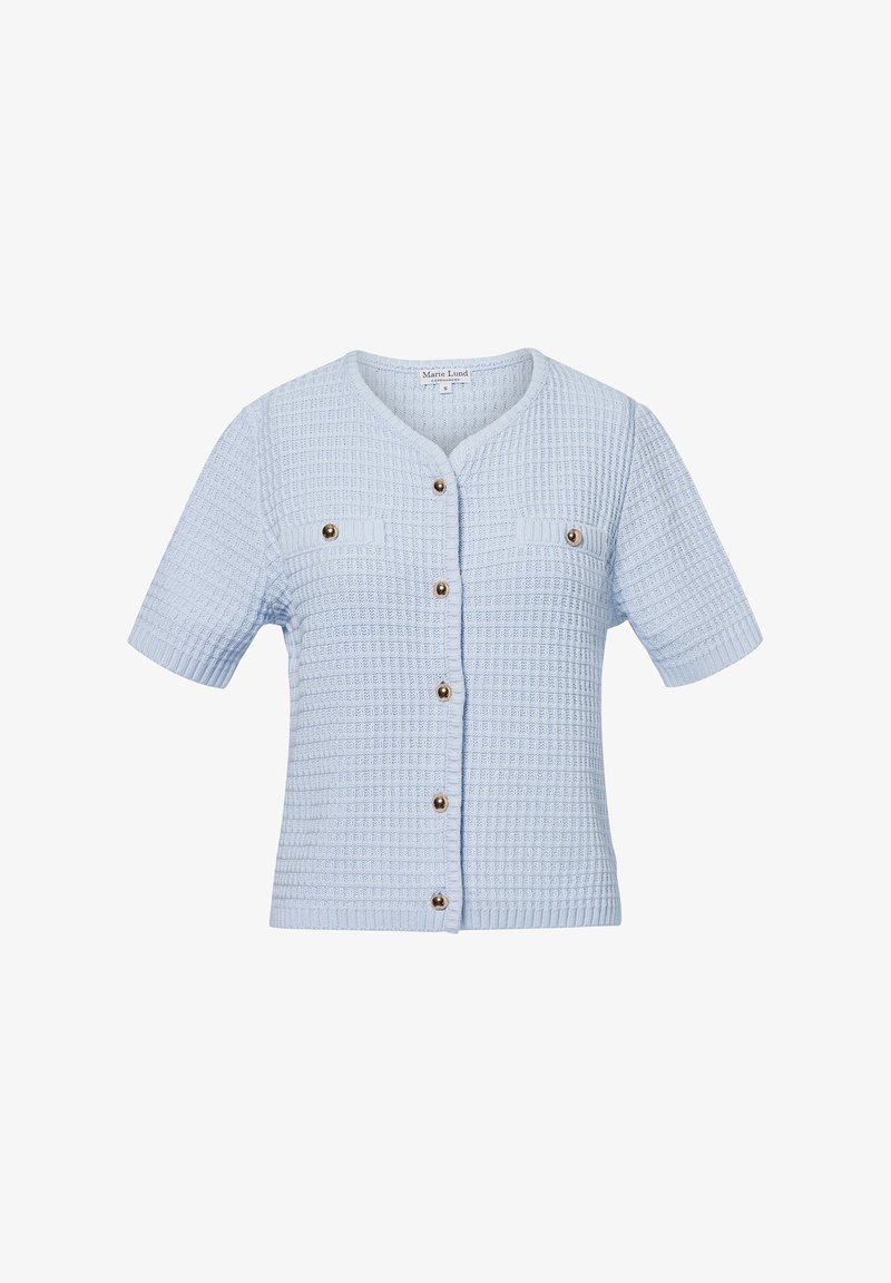 Hellblaue Kurzarm-Cardigan mit strukturiertem Strickmuster, ausgestattet mit zwei Brusttaschen und rundem Halsausschnitt mit Knopfverschluss.