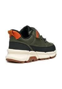 Zielone i czarne sneakersy z teksturowanym wierzchem, pomarańczowymi akcentami, sznurowaniem oraz masywną kremową podeszwą środkową z wzorzystą gumową podeszwą.