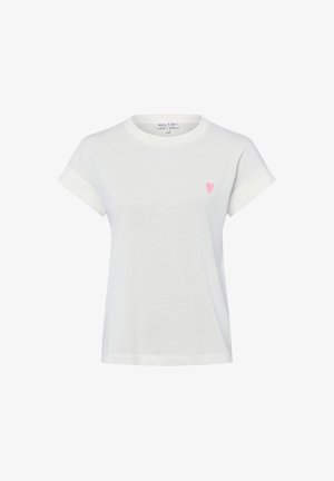 T-shirt bianca a maniche corte con una piccola grafica a forma di cuore rosa sul petto a sinistra e scollatura rotonda.