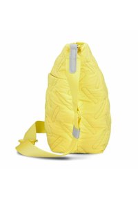 Bolso acolchado amarillo con un acabado texturizado, que presenta una correa ajustable gris y una forma redondeada y estructurada.