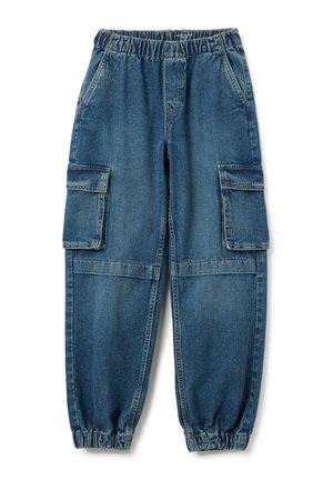 Pantaloni cargo in denim blu medio con vita elastica, polsini affusolati e due grandi tasche laterali su ogni gamba.