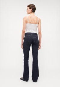 ONLY Tall ONLBLUSH MID STAYBLUE - Flared Jeans - dark blue denim