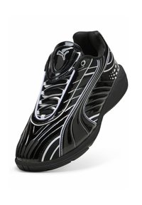 Scarpa sportiva nera con finitura lucida, caratterizzata da strisce bianche, pannelli in rete e punta tonda. Accentuata da un logo sulla linguetta.