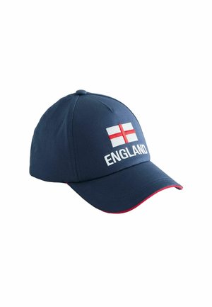Tmavě modrá baseballová čepice s vlajkou Anglie a nápisem "ENGLAND" vyšitým bílou barvou vpředu, červený lem na okraji zakřiveného kšiltu.