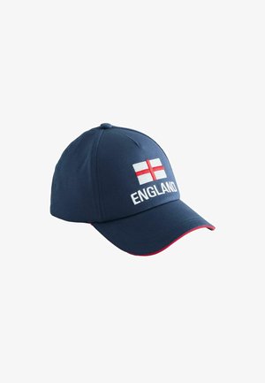 Tmavomodrá baseballová čiapka s vlajkou Anglicka a výšivkou "ENGLAND" v bielom na prednej strane, červené lemovanie na okraji zakrivenej šiltovky.
