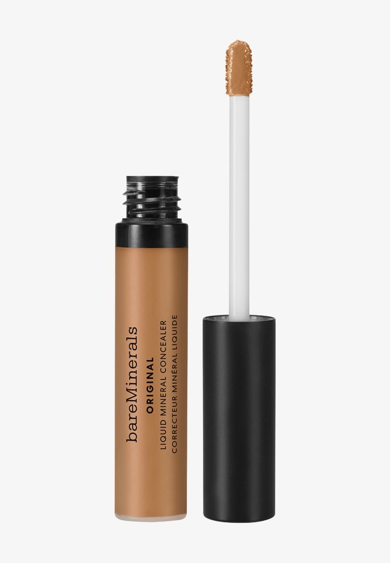 Vloeibare minerale concealer in een cilindervormige bruine tube met zwarte accenten. Voorzien van een witte applicator met product aan de punt.