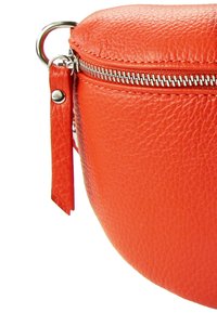 Ronde, oranje leren tas met een gestructureerd oppervlak, zilveren ritssluiting en een leren trekkoord. Bevat een metalen ring voor bevestiging.