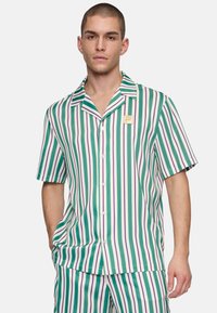 Korte mouwen groene, witte en paarse gestreepte shirt met een kraag en een logo patch, gemaakt van lichtgewicht stof. Heeft een knoopsluiting aan de voorkant.