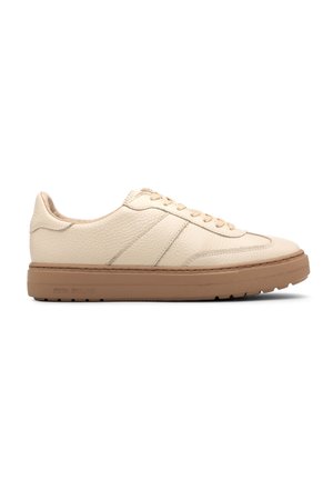 Crème leren sneakers met een gestructureerde afwerking, voorzien van een beige rubberen zool en ton-sur-ton stiksels, vetersluiting met zijaccenten.