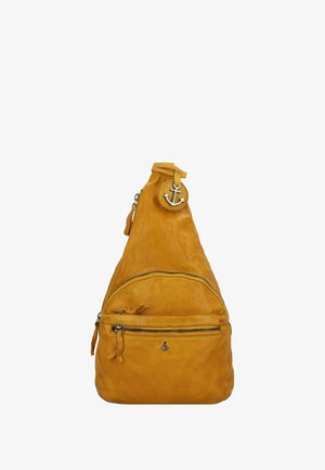 Borsa a tracolla gialla in pelle con design appuntito, dotata di due tasche con zip e un ciondolo a forma di ancora rotondo. Texture morbida con un delicato lucido.