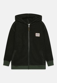 Svart fleecehoodie med gröna detaljer, dragkedja fram, stor huva, sidofickor och en bröstapplikation med logotypdetalj. Mjuk textur.