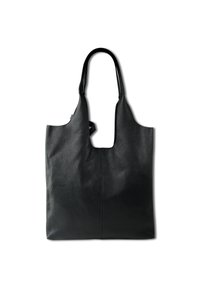 Zwarte leren tote bag met een gladde textuur, open bovenkant en slanke handvatten. Beschikt over een minimalistisch ontwerp en een centrale uitsparing.