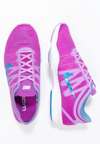 Fialové lehké sportovní boty s síťovaným svrškem, modrými akcenty a bílými podrážkami. Obsahují šňůrky a značení na patě a jazyku.