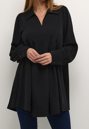 Schwarze Bluse mit V-Ausschnitt, plissierter Vorderseite und langen Ärmeln. Seidenähnlicher Stoff, lockerer Schnitt mit geknöpften Manschetten und leicht ausgestellt gesäumt.