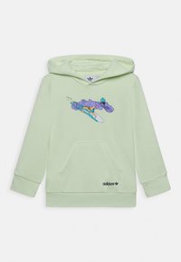 Ljusgrön hoodie med en framficka, som har en färgglad grafikdesign och "adidas"-logotyp i svart nederst till vänster.