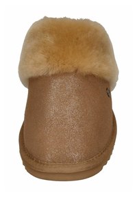 Bruine slipper met een gestructureerd, glinsterend oppervlak en een pluizige beige bontmanchet. Rond model met zichtbare stiksels en een zijkleuraccent.