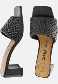 Černé podpatky na mulu s tkanou koženou svrškem a čtveratou špičkou. Disponují robustním blokovým podpatkem a hladkým koženým stélkou.