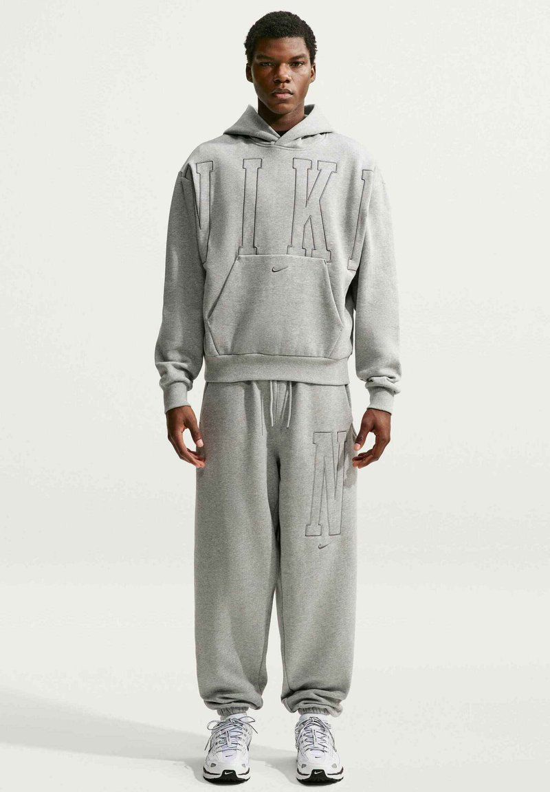 Variation Exercise Background Nike Sportswear NIKE SPORTSWEAR MEN'S LOOSE CUFFED TROUSERS SOLO FLEECE ...