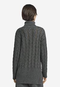 Dunkelgrauer gestrickter Pullover mit hohem Kragen, Kabelstrickmuster und geripptem Saum. Die Textur ist dick und gemütlich mit offenen Maschen.