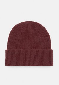 Burgundin värinen neulepipo, jossa on ribbitekstuuri ja käännekaarre, valmistettu lämpimistä materiaaleista eristyksen takaamiseksi. Yksinkertainen muotoilu, sopii talvikäyttöön.