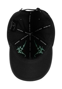 Juodas kepurė su užlenktu kraštu, su tekstūruotu audinio išoriu. Viduje yra žalias akcento logotipas ir „KARL KANI“ spausdinta pamušale.