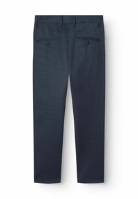 Pantaloni formali blu scuro con passanti per cintura, due tasche posteriori con bottone e un sottile motivo a quadretti visti da dietro.