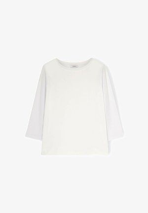 Witte lange mouw crew neck shirt met een beetje losse pasvorm, vlak weergegeven op een witte achtergrond.