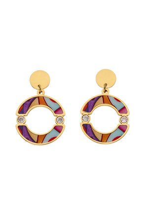 Złote kolczyki koła z kolorowymi abstrakcyjnymi wzorami emaliowanymi w kolorach fioletowym, czerwonym, niebieskim i pomarańczowym, każdy ozdobiony dwoma przezroczystymi okrągłymi kryształami.