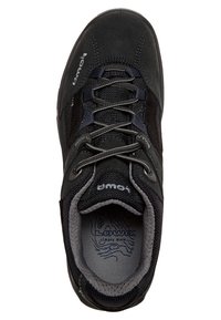 Chaussure de randonnée noire et grise avec lacets, col rembourré et semelle intérieure de marque affichant un design de carte topographique.