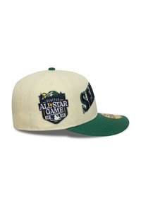 Gorra de béisbol crema con visera verde. Presenta un logotipo bordado de "Seattle All-Star Game" en el frente y en el lateral. Cierre trasero ajustable.