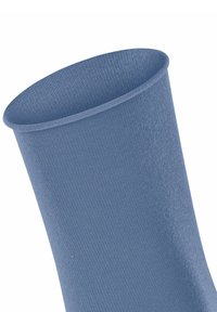 Niebieska skarpetka z ribbowanej tkaniny o gładkiej powierzchni, z szerokim ściągaczem i bezszwowym wzorem, podkreślająca funkcjonalny i minimalistyczny styl.