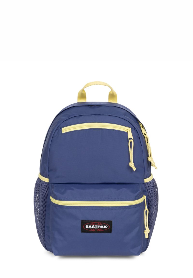 Zaino Eastpak blu con cerniere gialle, tasche frontali e laterali, e una maniglia superiore.