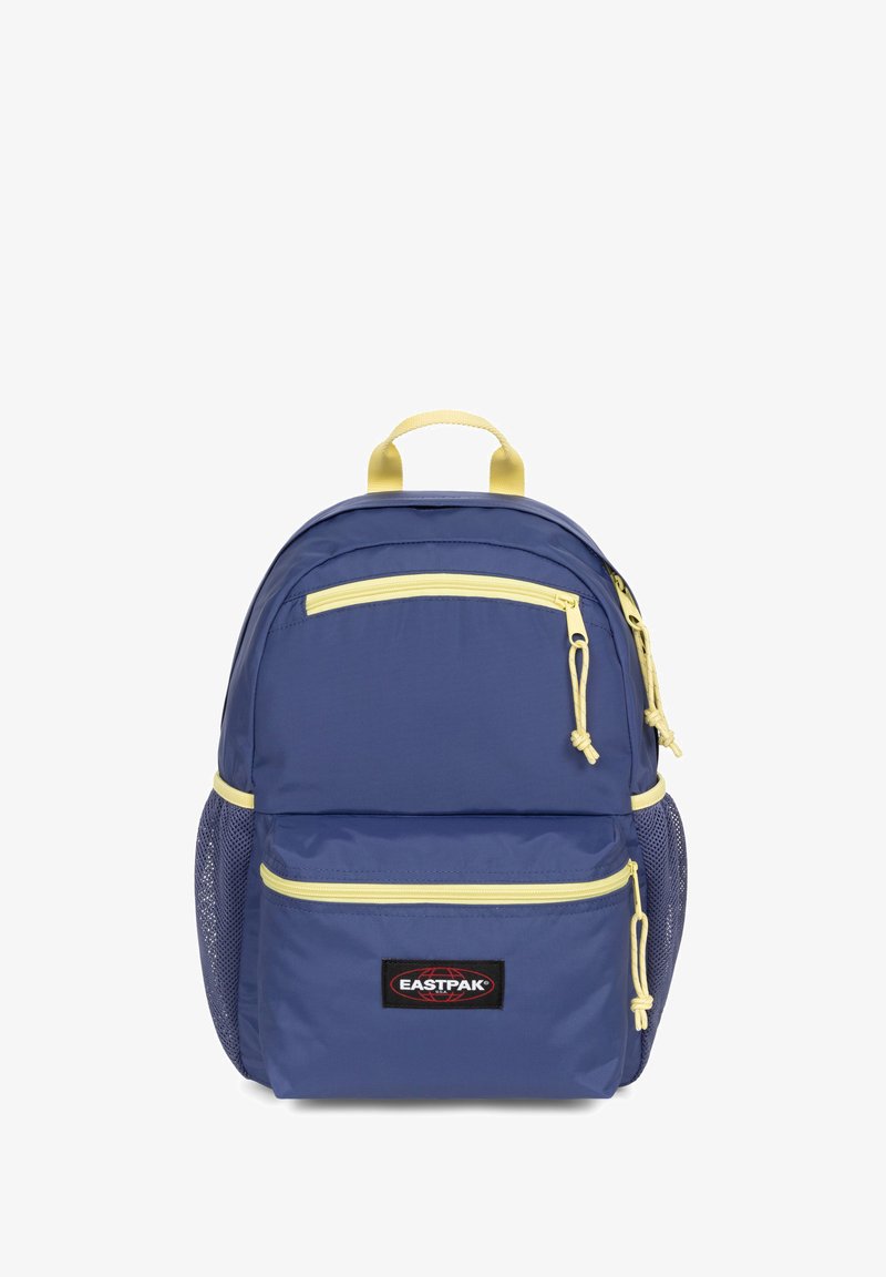 Blå Eastpak-ryggsäck med gula dragkedjor, fram- och sidofickor samt ett handtag på toppen.