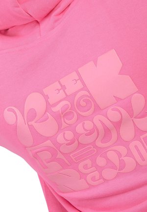 Felpa con cappuccio rosa con grandi lettere a bolle stilizzate e retrò stampate sul petto che formano un disegno astratto.