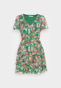 Bloemrijke jurk met een levendige groene achtergrond en roze, gele en witte bloemen. Korte fladdermouwen en een gelaagd ruffle ontwerp.