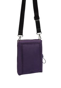 Fioletowa torebka noszona na krzyż o prostokątnym kształcie, z regulowanym czarnym paskiem, zamykaną na zamek kieszenią oraz dekoracyjnym przeszyciem.