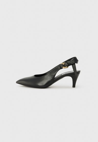 Czarne skórzane szpilki slingback z ostrym noskiem, małym obcasem i zapięciem na klamrę przy pasku kostki. Gładka tekstura, minimalistyczny design.