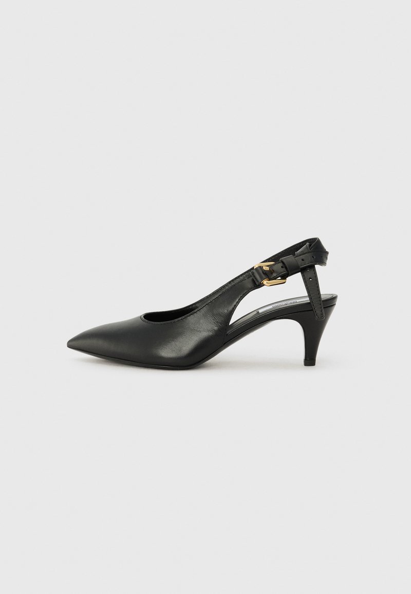 Must musträkkidega must nahast slingback-kontsaking, millel on terav nina, väike konts ja pandla detail pahkluu rihmal. Sile tekstuur, minimalistlik disain.