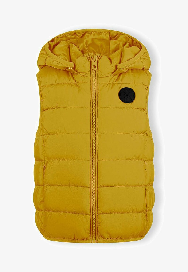 Gelbe gepolsterte Weste mit Kapuze, ausgestattet mit einem zentralen Reißverschluss und einem schwarzen runden Logo auf der linken Brust. Glatte Textur mit gestepptem Design.
